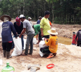 ประชาชนอำเภอศรีวิไล จังหวัดบึงกาฬ ร่วมกันเสริมคันดินเพื่อกักเก็บน้ำในแหล่งน้ำสาธารณะ และแก้ไขปัญหาภัยแล้งอย่างยั่งยืน