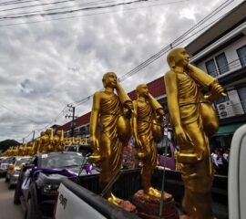 กลุ่มนิตยสารศิลปินดาราสายบุญ ร่วมกับชาวจังหวัดบึงกาฬ แห่พระสีวลี 108 องค์ รอบเมืองบึงกาฬ