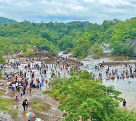 นักท่องเที่ยวแห่ชม ‘น้ำตกถ้ำพระ’ คึกคัก ช่วงวันหยุดยาววันแม่ บรรยากาศต่างพาครอบครัวมาเที่ยว