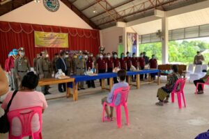 ตำรวจภูธรจังหวัดบึงกาฬ แจกจ่ายอาหารและสิ่งของจำเป็น ตามโครงการ “รับอาหารฟรีครับ” เพื่อแบ่งปันความสุขให้กับประชาชนที่ได้รับผลกระทบจากการแพร่ระบาดของโรคโควิด-19