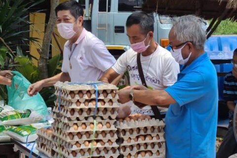 สมาคมพระเครื่อง จ.บึงกาฬ มอบข้าวสาร-ไข่ไก่ เพื่อช่วยเหลือประชาชนที่ได้รับผลกระทบจากการแพร่ระบาดของโรคโควิด-19